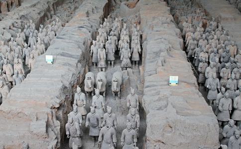 战国秦军士兵上战场时袒胸赤膊,无视命运生死 战国秦军士兵上战场时袒胸赤膊,无视命运生死