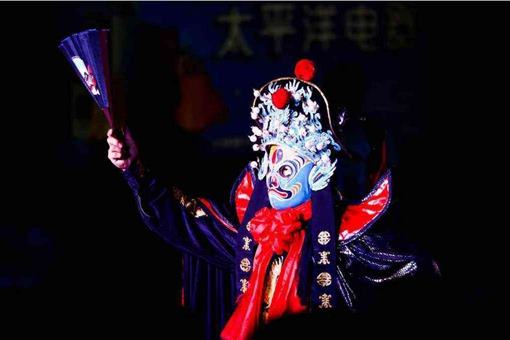川剧中的变脸和喷火的绝活是如何做到的? 川剧中的变脸和喷火的绝活是如何做到的?