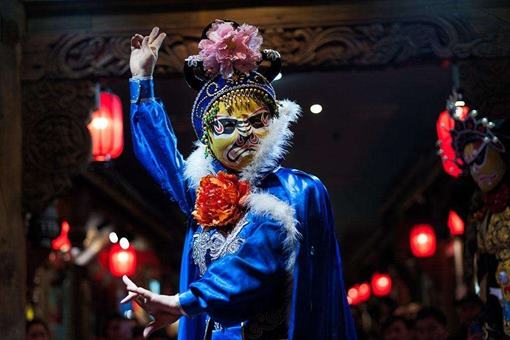 川剧中的变脸和喷火的绝活是如何做到的? 川剧中的变脸和喷火的绝活是如何做到的?