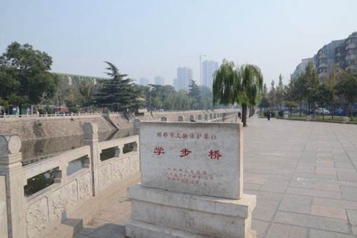 邯郸学步的故事是怎样的?这其中告诉了我们什么道理? 邯郸学步的故事是怎样的?这其中告诉了我们什么道理?