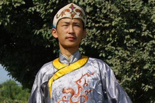 锡伯族服饰文化是怎样的?有着什么特色? 锡伯族服饰文化是怎样的?有着什么特色?