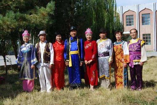 锡伯族服饰文化是怎样的?有着什么特色? 锡伯族服饰文化是怎样的?有着什么特色?