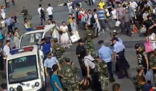广州火车站砍人事件处置细节 民警十秒赶到果断开两枪将凶徒制服
