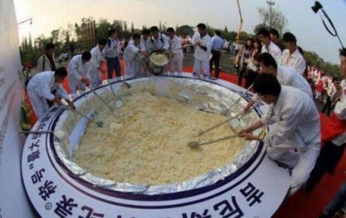 世界上最大的炒饭 吉尼斯宣布扬州炒饭纪录无效(浪费粮食)
