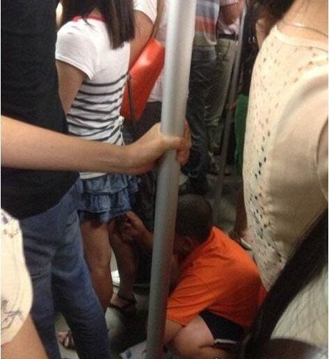 实拍上海地铁猥琐男自慰 对面美女掏出小JJ撸啊撸