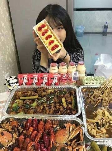 快手大胃王猫妹妹 一顿能吃20斤(网友称要钱不要命)