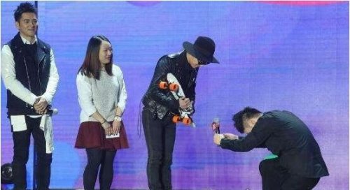 杜海涛下跪权志龙事件的评价 拦也拦不住的逗比行为