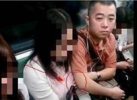 实拍上海地铁猥琐男自慰 对面美女掏出小JJ撸啊撸