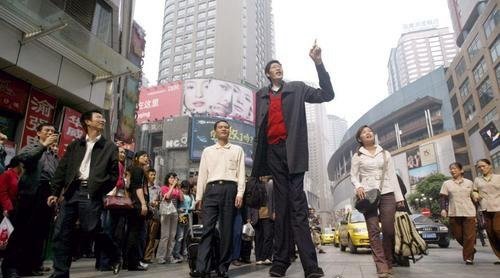 世界上最大的人 罗伯特·潘兴·瓦德罗身高2米72(中国最高人张俊才)