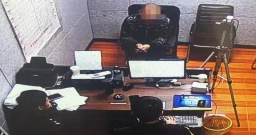 老赖捡身份证坐车被抓 身份证主人竟是"通缉犯"(点太背)