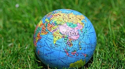 地球仪是谁发明的 荷兰制图学家墨卡托(首创正轴等角圆柱投影)
