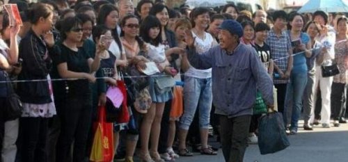 最牛高考钉子户 72岁老人19次高考(成绩最好一次考了303分)