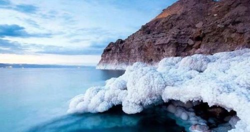 世界上海拔最低的湖泊 可躺在湖面上读报纸(死海)