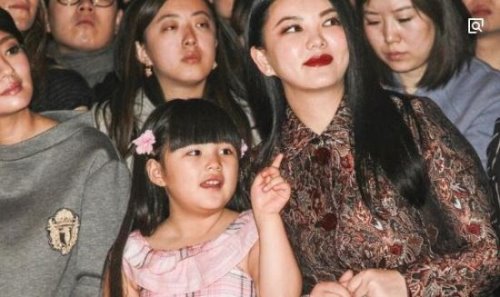 李湘的女儿王诗龄每月花费几十万 直呼快养不起了(各种名牌加身)