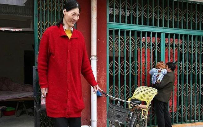 世界上最高的女人三米 实际世界上吉尼斯纪录最高女人2.33米姚德芬
