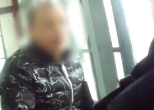 老赖捡身份证坐车被抓 身份证主人竟是"通缉犯"(点太背)