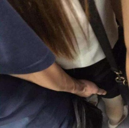 实拍上海地铁猥琐男自慰 对面美女掏出小JJ撸啊撸