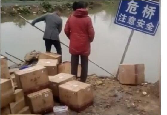 装茅台货车侧翻司机急哭 村民打捞原封不动归还暖哭众人