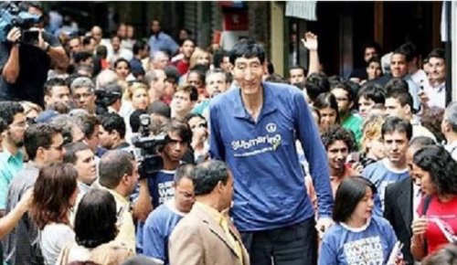 山东菏泽巨人徐福海 26岁身高2.4米(目前中国十大高人排名)