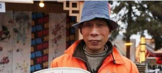 凭垃圾买画享半价 捡一个垃圾就便宜10元(为此行为点赞)