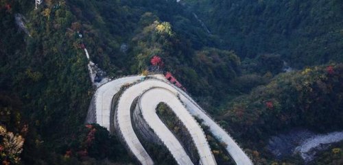 世界上最吓人的公路天门山盘山公路 180度急转弯此消彼长(通天大道)