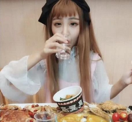 快手大胃王猫妹妹 一顿能吃20斤(网友称要钱不要命)