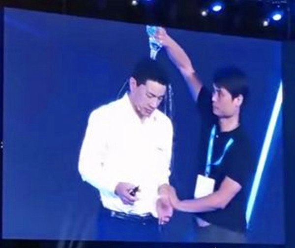 李彦宏被泼水 反应和处理表现了高知企业家的风度和涵养