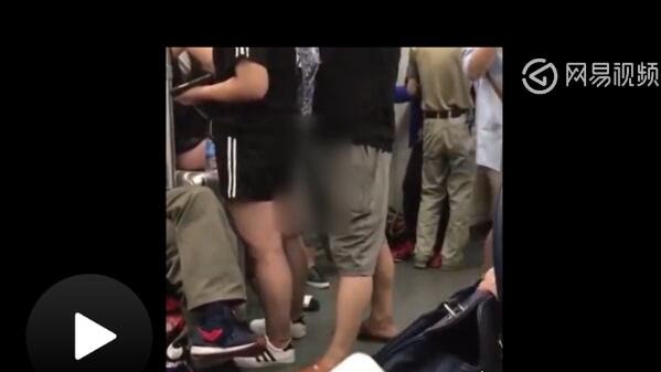 实拍上海地铁猥琐男自慰 对面美女掏出小JJ撸啊撸