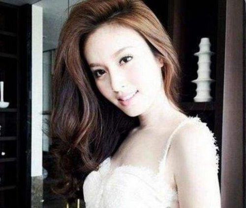 人妖的忠诚女主角 Nisamanee Lertworapong(泰国最美人妖冠军)