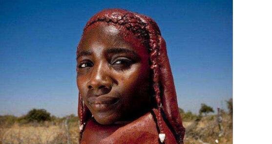 世界上最脏的女人 她们以脏为美一生都不洗澡(用牛粪当饰品)