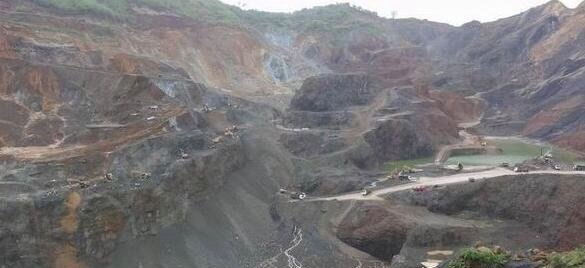 中国最大的铁矿厂 辽宁鞍山铁矿厂(已探明储量超过100亿吨)