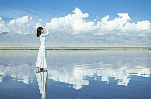 抖音上的茶卡盐湖在哪里 是位于青海省内的天然结晶盐湖