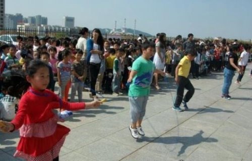 最多人同时跳绳吉尼斯纪录 中国学生上百人跳绳视频惊呆外国网友