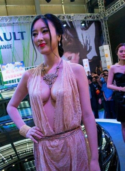 最美车模吴稀儿美照欣赏 当众脱衣全身只剩打底裤(照片曝光)