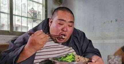 现任中国第一胖 邓桂梁体重522斤(前任孙亮因心脏衰竭死亡)