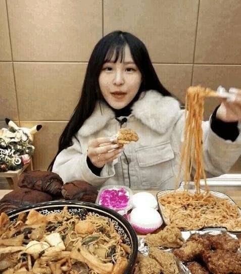 快手大胃王猫妹妹 一顿能吃20斤(网友称要钱不要命)
