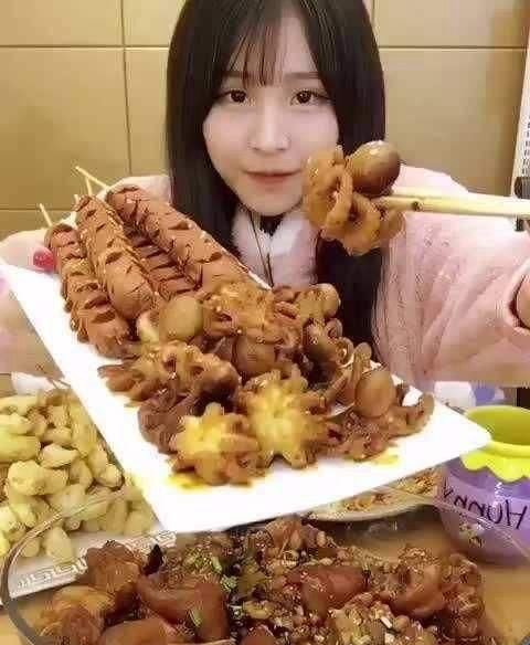 快手大胃王猫妹妹 一顿能吃20斤(网友称要钱不要命)