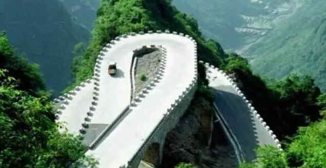 世界上最吓人的公路天门山盘山公路 180度急转弯此消彼长(通天大道)
