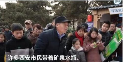 凭垃圾买画享半价 捡一个垃圾就便宜10元(为此行为点赞)