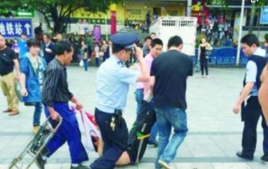 广州火车站砍人事件处置细节 民警十秒赶到果断开两枪将凶徒制服