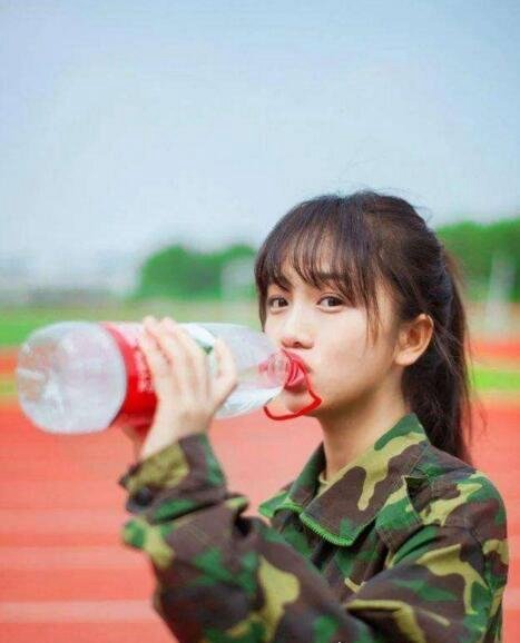 浙大军训女神蔡卓音 清纯甜美的形象受无数人追捧(组图)