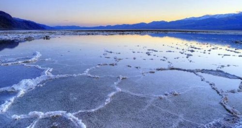 世界上海拔最低的湖泊 可躺在湖面上读报纸(死海)