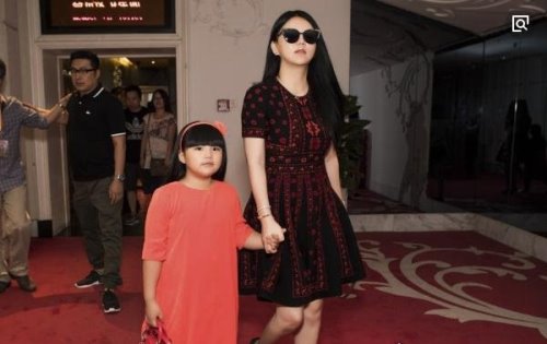 李湘的女儿王诗龄每月花费几十万 直呼快养不起了(各种名牌加身)