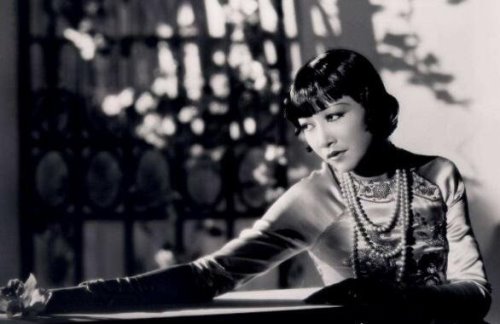 第一位进入好莱坞的华人演员，黄柳霜(14岁就参演了首部电影)