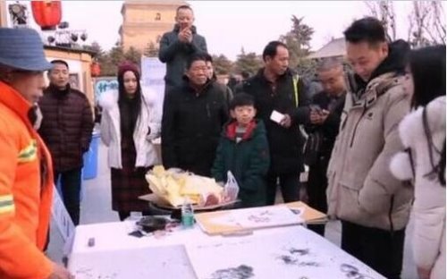 凭垃圾买画享半价 捡一个垃圾就便宜10元(为此行为点赞)