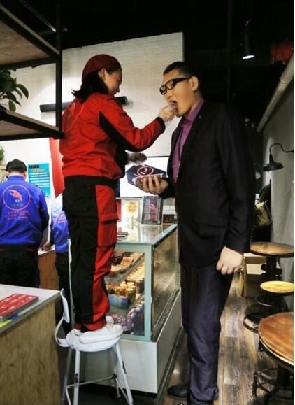山东菏泽巨人徐福海 26岁身高2.4米(目前中国十大高人排名)