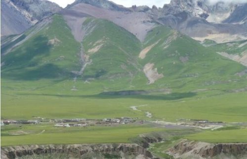 中国最大的草原是羌塘草原 60万平方公里(呼伦贝尔的6倍)