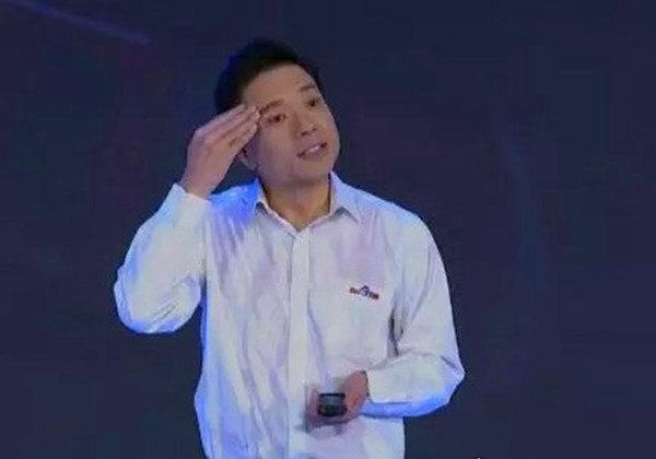 李彦宏被泼水 反应和处理表现了高知企业家的风度和涵养