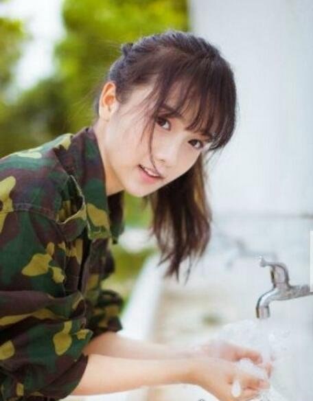 浙大军训女神蔡卓音 清纯甜美的形象受无数人追捧(组图)