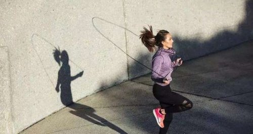 1分钟跳绳吉尼斯世界纪录被破 英国女孩成榜首(一分钟332次)